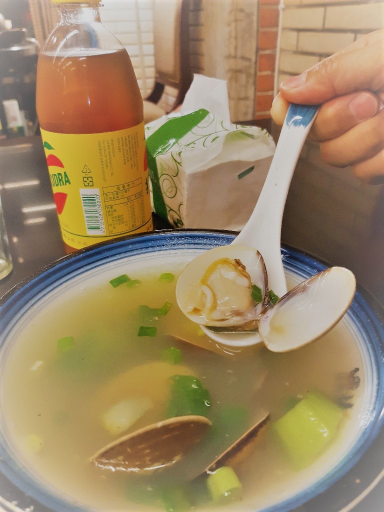 金門美食︱絶不能錯過的5家必吃清單︱俊輝碳烤、佑昇生億飲食店、合泉美食、湶民水果餐創意料理、科記廣東粥 7 金門美食/俊輝碳烤 /蛤仔湯