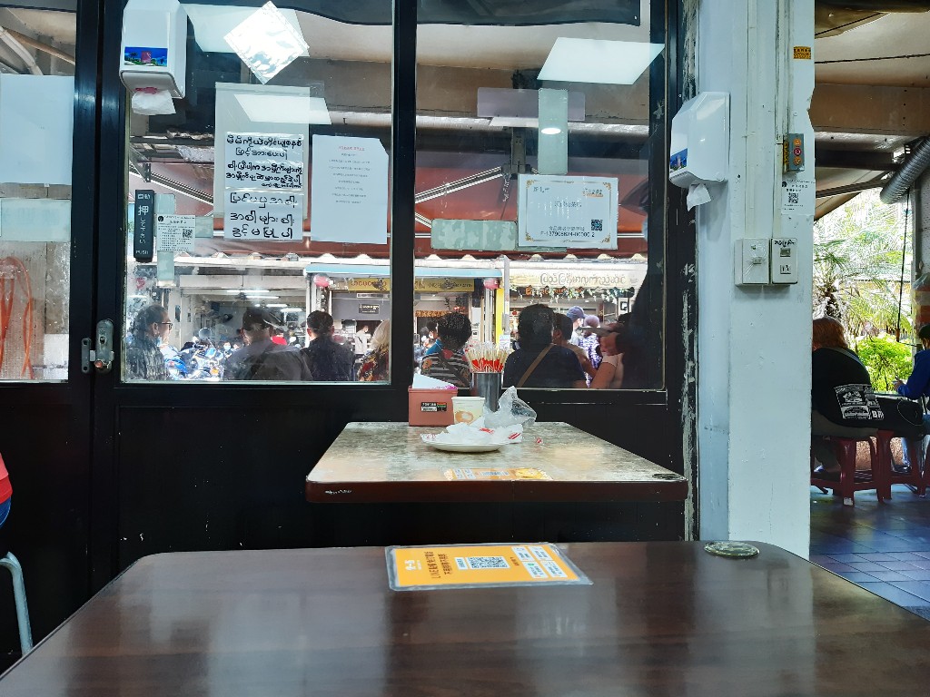 沅保奶茶店/店內外皆有座位
