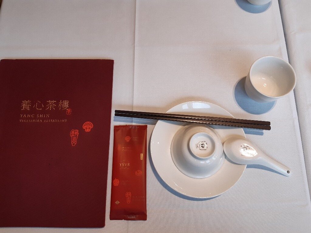 紅色系列的菜單本和白色餐盤桌巾相互輝映／顯的喜氣