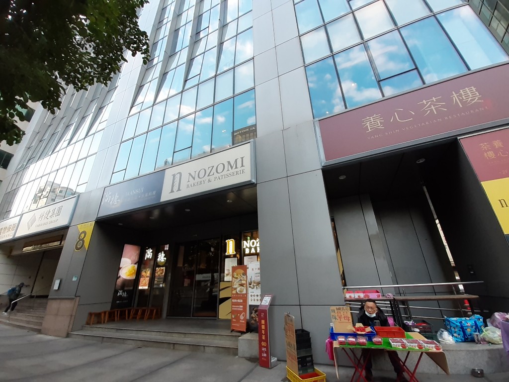  養心茶樓在2樓／從Nozomi Bakery麵包店進去 
