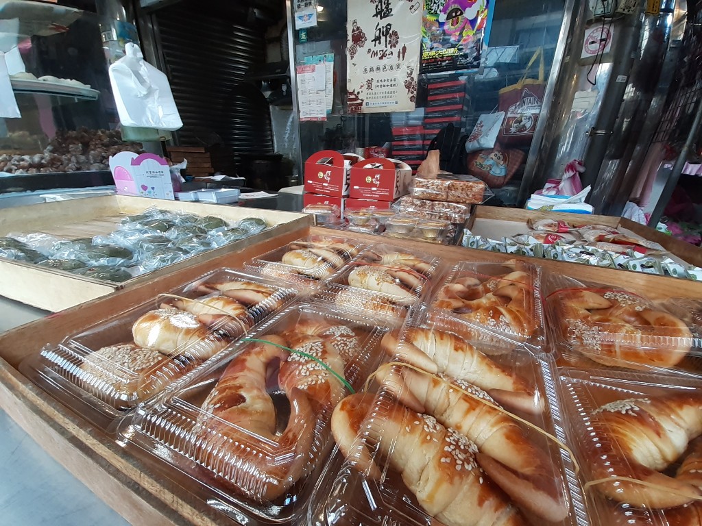 阿寶師︱超強伴手禮︱咖哩餃必買︱吃過這1家就不會再吃別家︱台北市萬華區 3 阿寶師咖哩餃/琳琅滿目的糕點