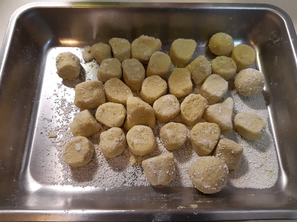 地瓜圓極速成0難度 | 黑糖薑汁口味暖炸你的身心靈 | 甜點控捌控控食譜 3 黑糖薑汁地瓜圓/地瓜圓製做來回滾動一下,讓粉均勻