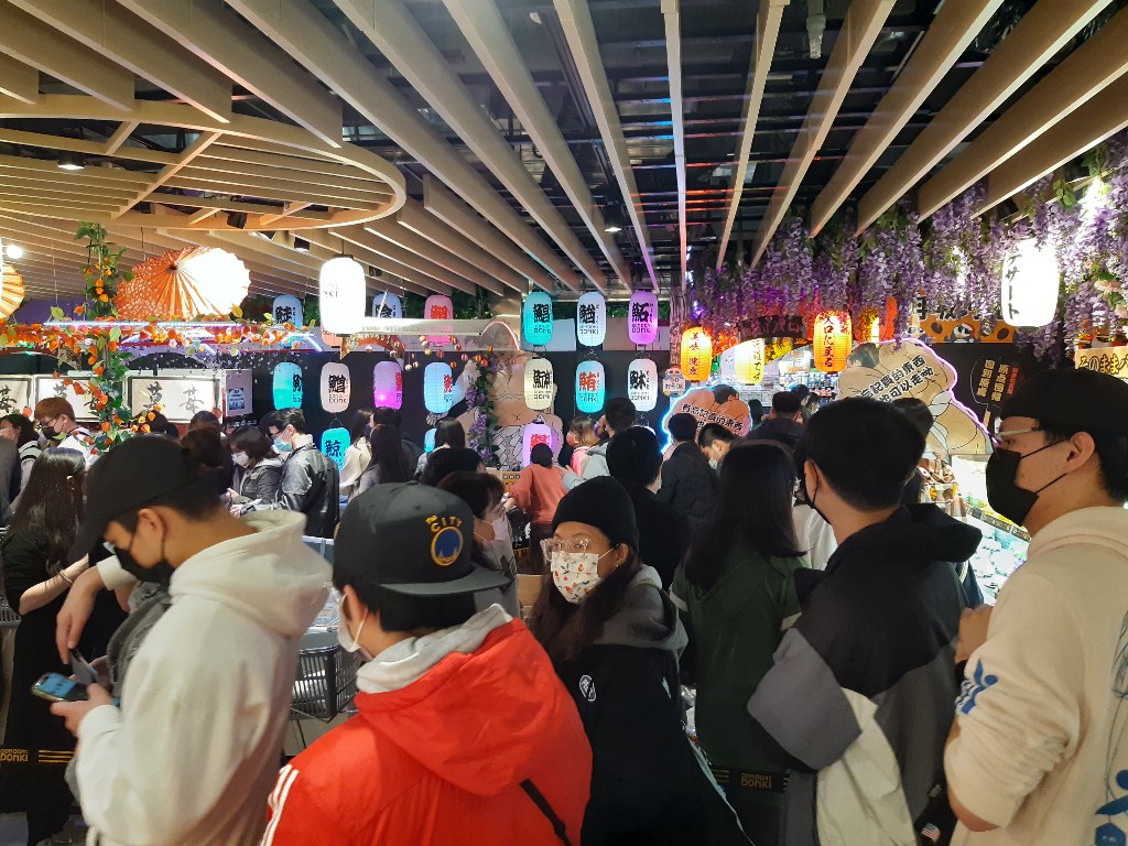 唐吉訶德忠孝新生2號店開幕啦 | Don Don Donki X 24小時營業 | 夜貓子哈日族天堂 | 西門忠孝新生2店微差異 3 唐吉訶德忠孝新生2號店/人山人海