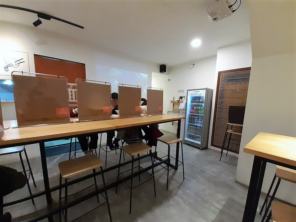 裸湯拉麵 · 雞白湯 | 1球入魂X赤裸裸地直球對決 | 台北市大安區 | 科技大樓捷運美食 4 裸湯拉麵 · 雞白湯/餐具、調味料及開水自助區