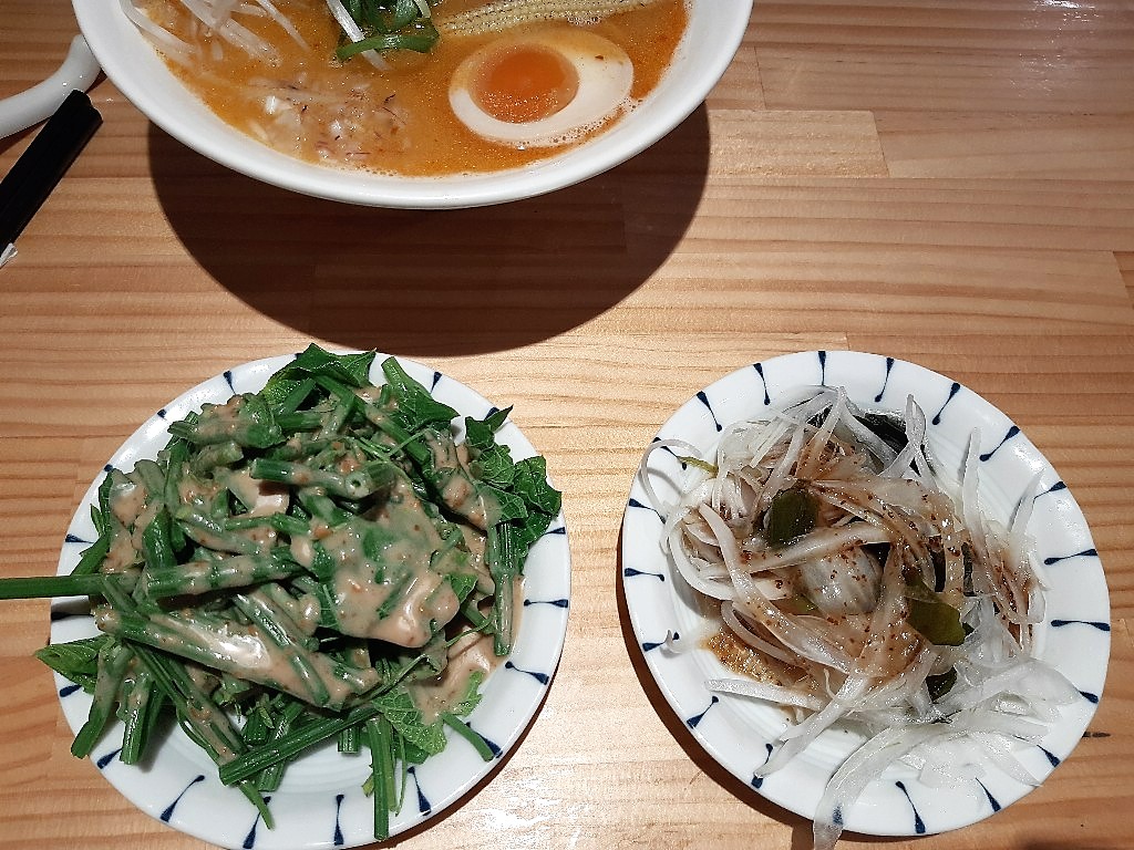 裸湯拉麵 · 雞白湯 | 1球入魂X赤裸裸地直球對決 | 台北市大安區 | 科技大樓捷運美食 13 裸湯拉麵 · 雞白湯/胡麻龍鬚菜及橙味洋葱沙拉