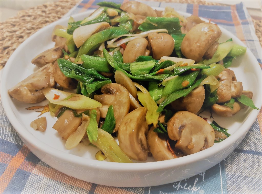 進擊的居酒屋 | 10道WHF防疫系下酒菜★讓你舞照跳酒照喝★ 5 下酒菜4:蒜苗炒蘑菇
