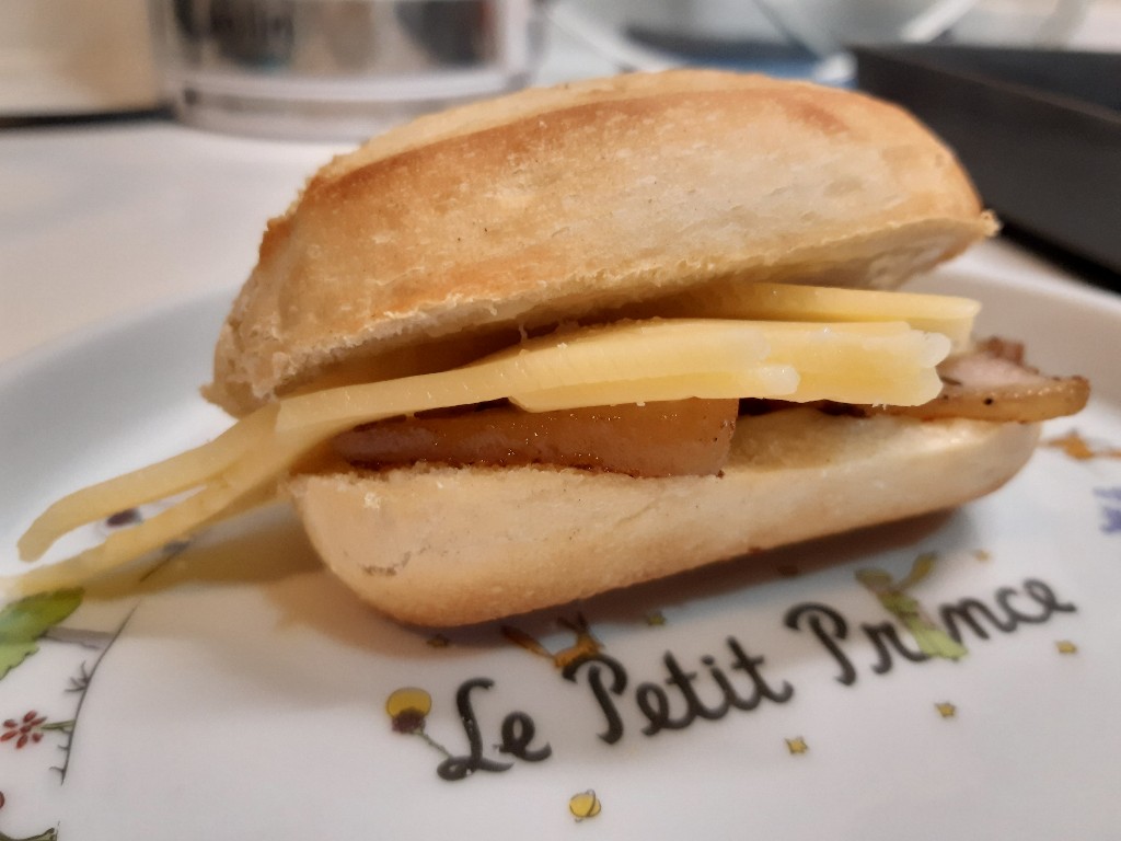 自製培根／夾在小法國麵包搭配吃真美味