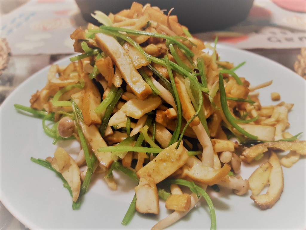 進擊的居酒屋 | 10道WHF防疫系下酒菜★讓你舞照跳酒照喝★ 6 下酒菜5:香根豆干炒菇