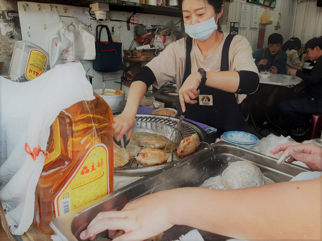 肉圓壽／老闆正在炸肉圓