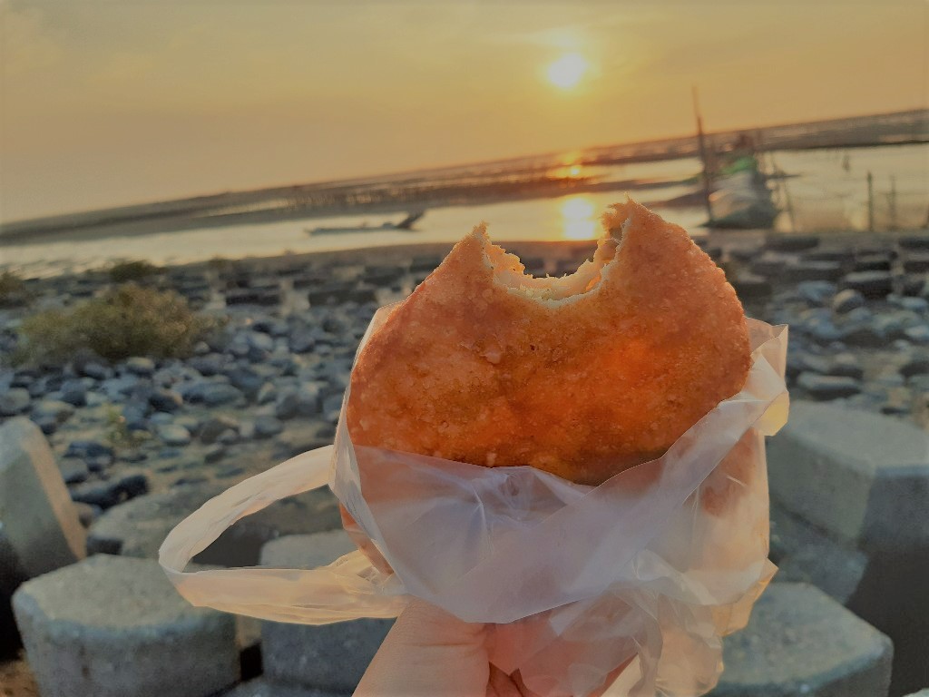 王功漁港夕陽下享用高麗菜煎餅