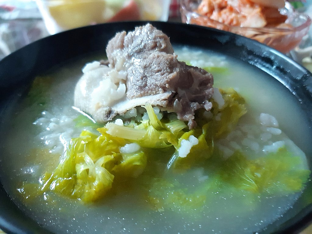 1種湯底變化3道料理 | 姐熬的不是夜,是美味 | 讓料理更上1層樓的妙招 2 豬背骨蘿蔔湯底/芹葉大骨粥