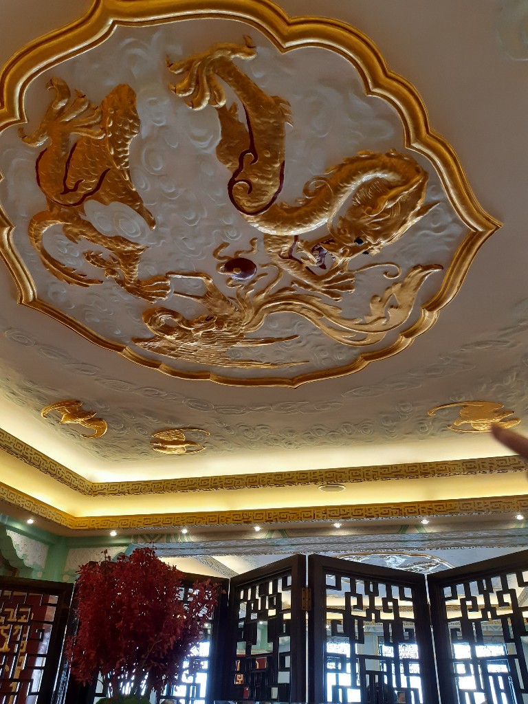 和平飯店 | 難忘上海那1宿 | 穹頂下淘不盡奢華、老爵士樂團演奏、十里洋場外灘夜 48 中餐廳金龍壁飾