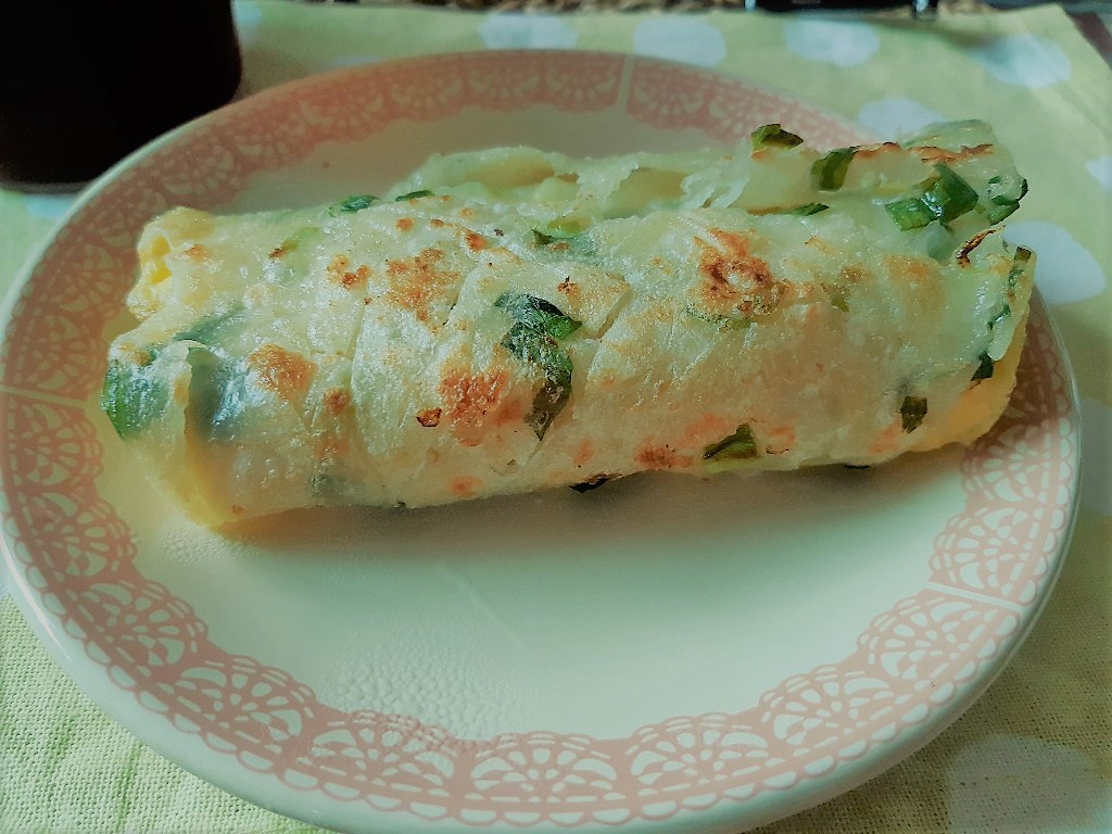 狂揉吧!葱油餅 | 向自己下戰帖 | 加蛋是1定要的 2 用葱油餅皮做成蛋餅/Photo Credit:逆耳小姐