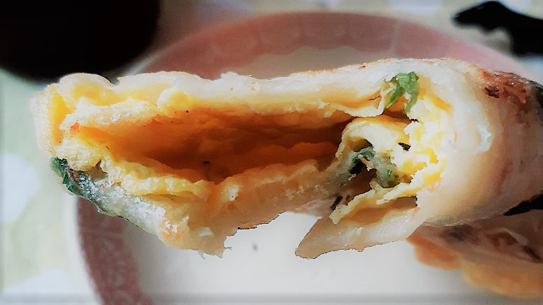 狂揉吧!葱油餅 | 向自己下戰帖 | 加蛋是1定要的 3 葱油餅加蛋超美味/Photo Credit:逆耳小姐