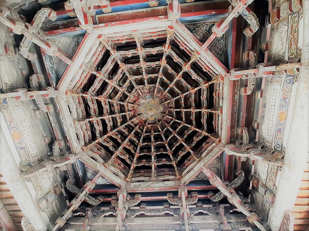 鹿港龍山寺:八卦藻井