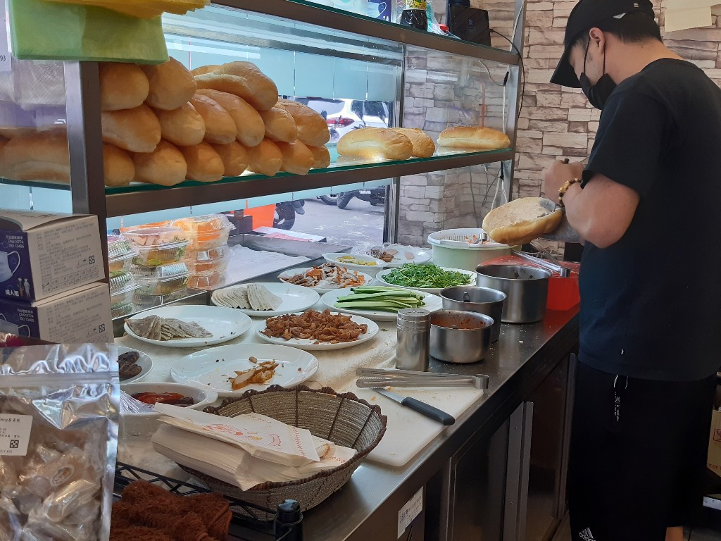阿巒手工法國麵包 | 1試成主顧 | 外脆餡爆多層次滋味令人難忘 4 阿巒手工法國麵包(萬大店)/店家正在做餐
