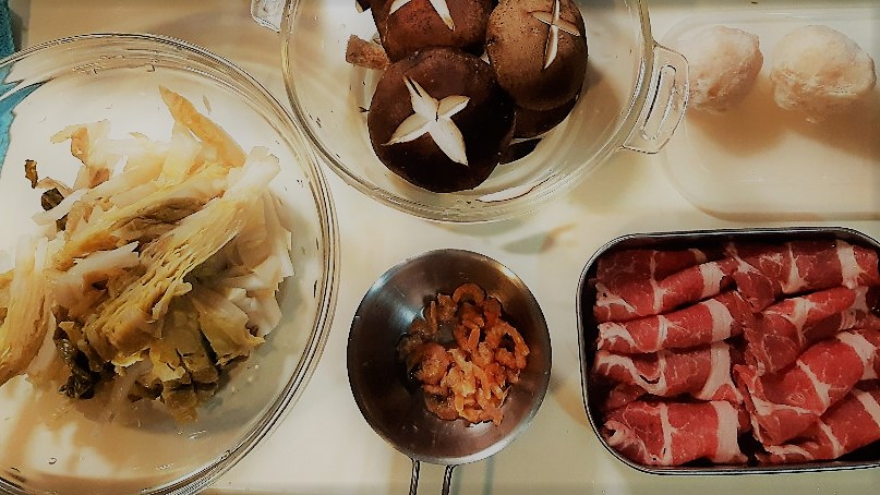 酸菜白肉鍋食材備料／Photo Credit：逆耳小姐