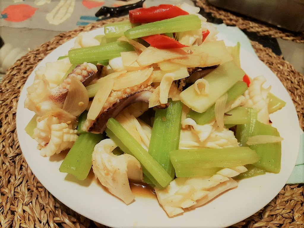 西洋芹炒花枝／Photo Credit：逆耳小姐