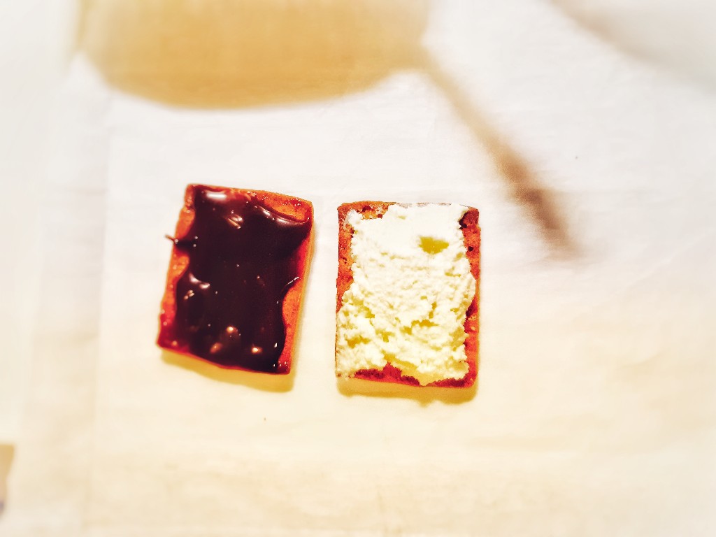 餅乾抹上內餡／Photo Credit：逆耳小姐