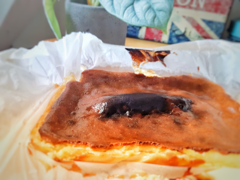 剛出爐的巴斯克乳酪蛋糕／Photo Credit：逆耳小姐