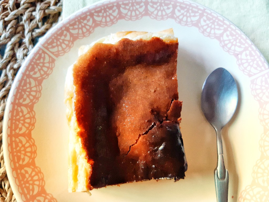 享用巴斯克乳酪蛋糕／Photo Credit：逆耳小姐