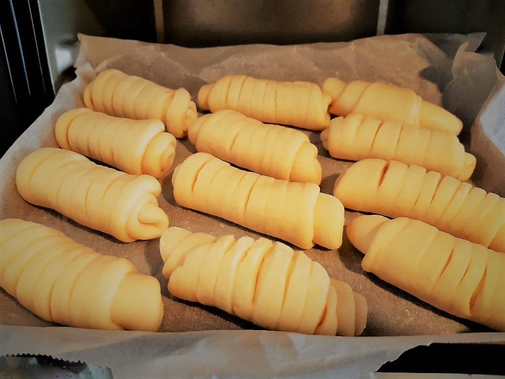 進烤箱前的鹽可頌／Photo Credit：逆耳小姐