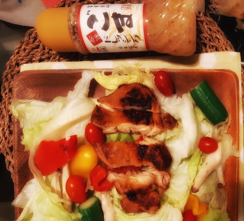 鹽麴雞腿排溫沙拉／Photo Credit：逆耳小姐