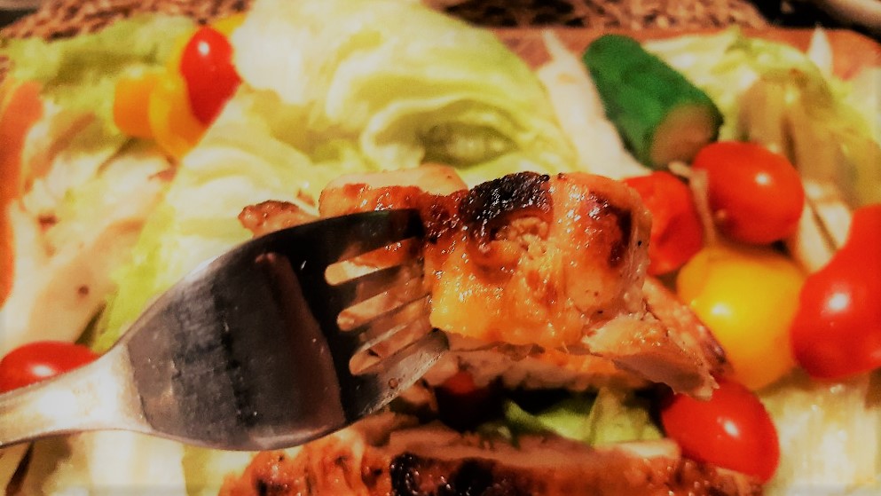 軟嫩入味的鹽麴雞腿排／Photo Credit：逆耳小姐