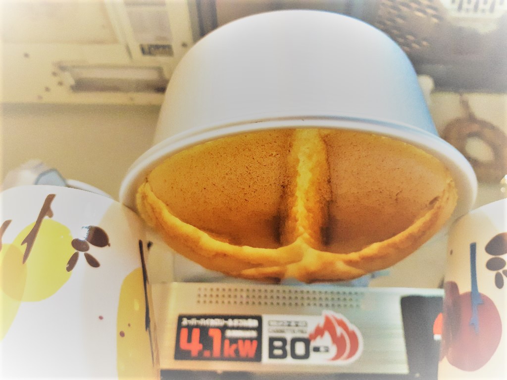 原味戚風蛋糕出爐倒扣／Photo Credit：逆耳小姐