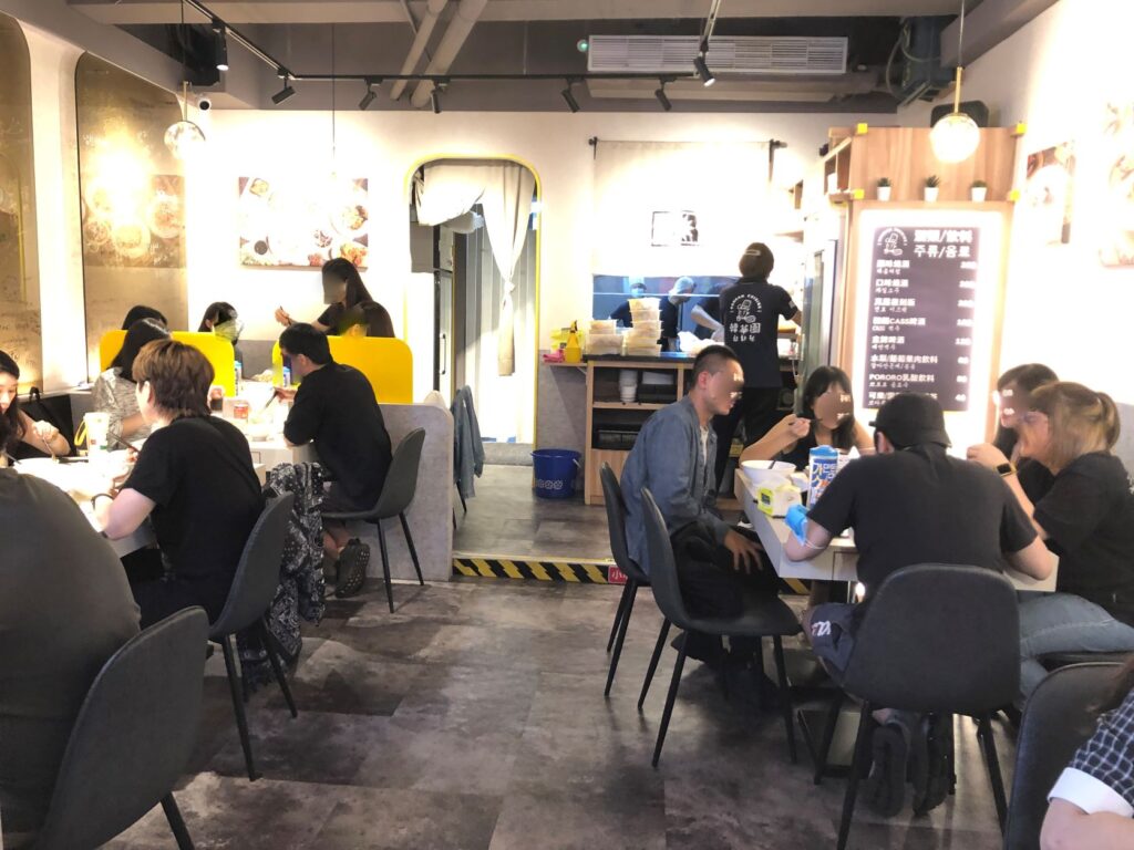 韓華園 | 有選擇障礙就點半半嘛 | 聽說廚師服務人員隔壁桌的都韓國人 3 韓華園八德店座無虛席/Photo Credit:逆耳小姐