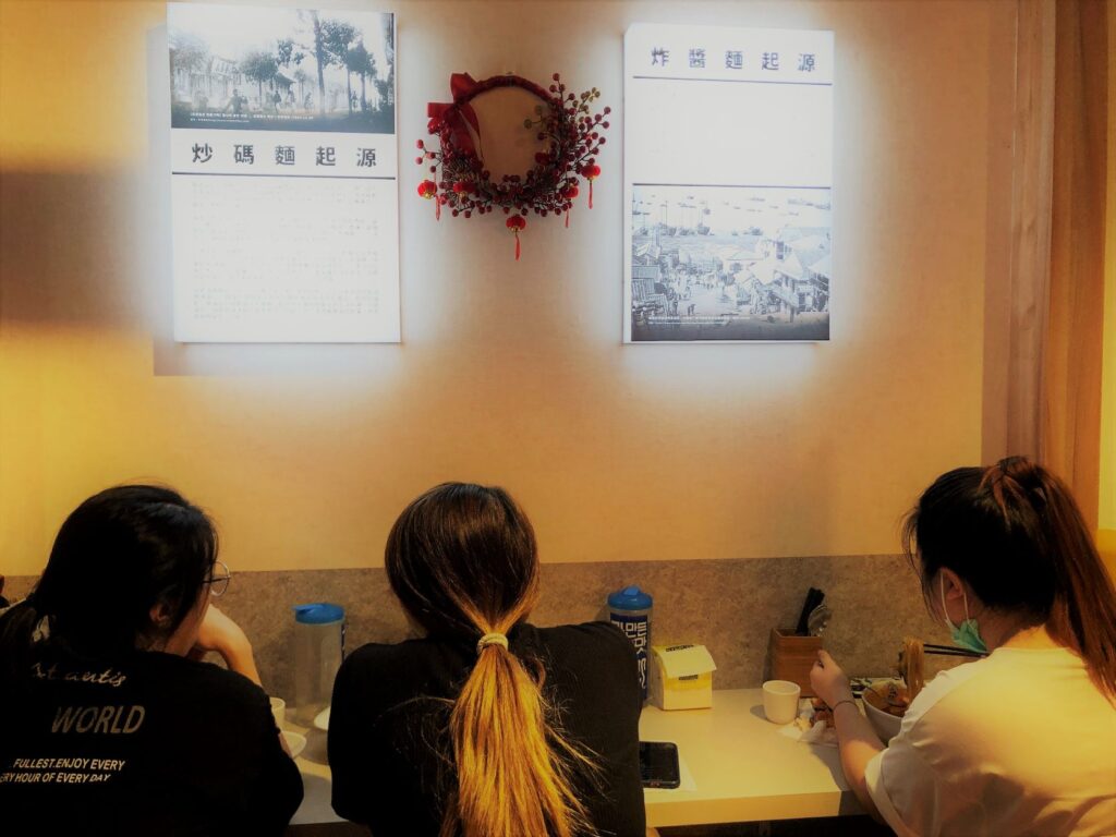 韓華園 | 有選擇障礙就點半半嘛 | 聽說廚師服務人員隔壁桌的都韓國人 4 韓華園八德店吧台座位/Photo Credit:逆耳小姐