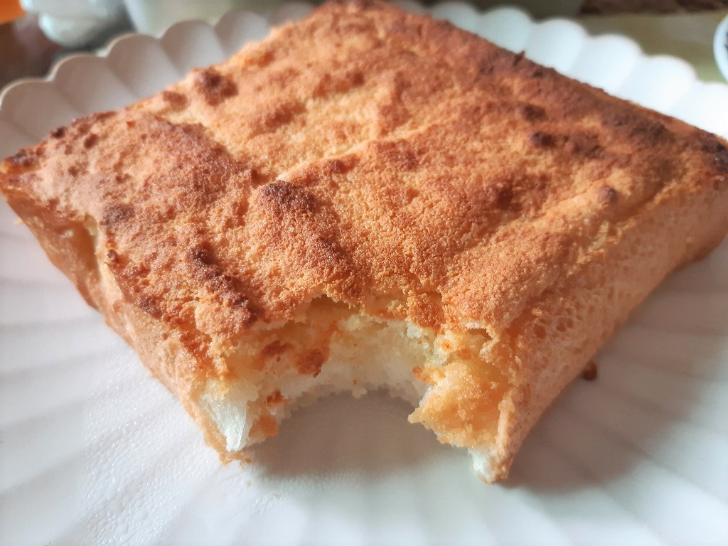 不敗奶酥咬一口／Photo Credit：逆耳小姐