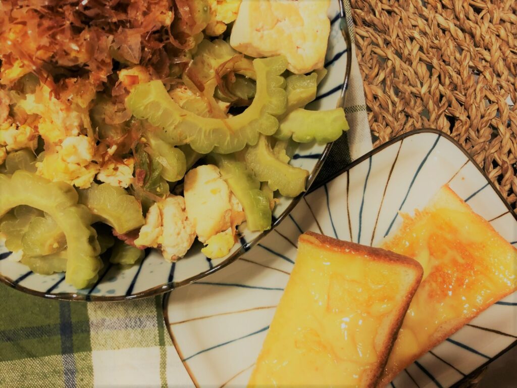 沖繩炒苦瓜︱美味只要6步驟︱夏日料理就是要1鍋到底 4 沖繩炒苦瓜佐明太子美乃滋烤吐司/Photo Credit:逆耳小姐