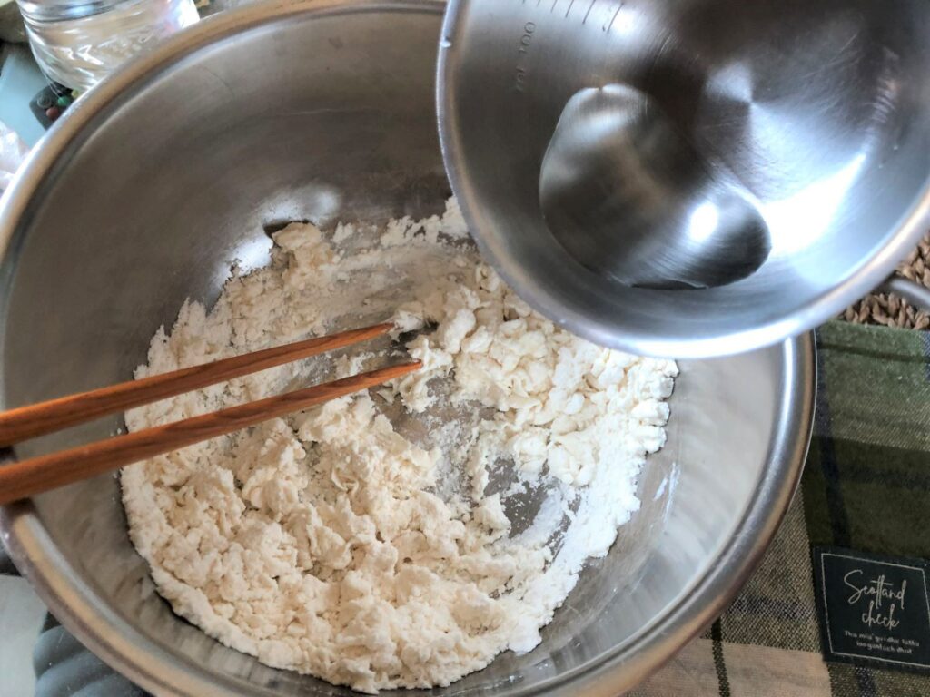 鍋貼備料過程／Photo Credit：逆耳小姐