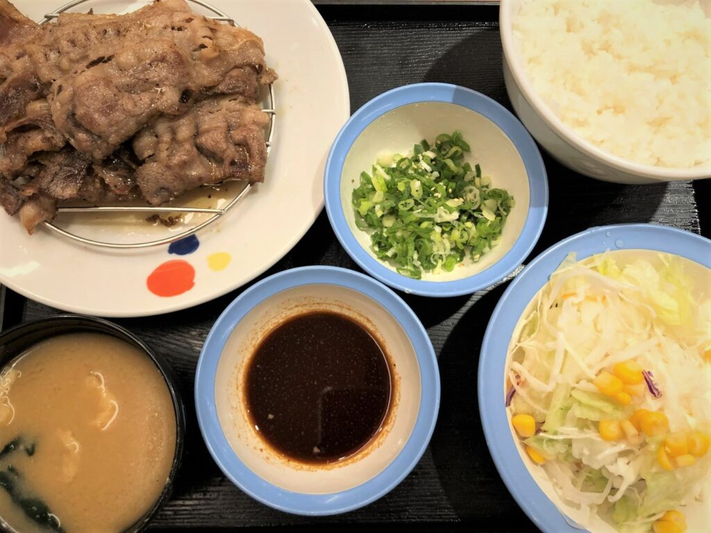 不小心點到牛燒肉Ｗ定食還是吃完的套餐/ Photo Credit：逆耳小姐