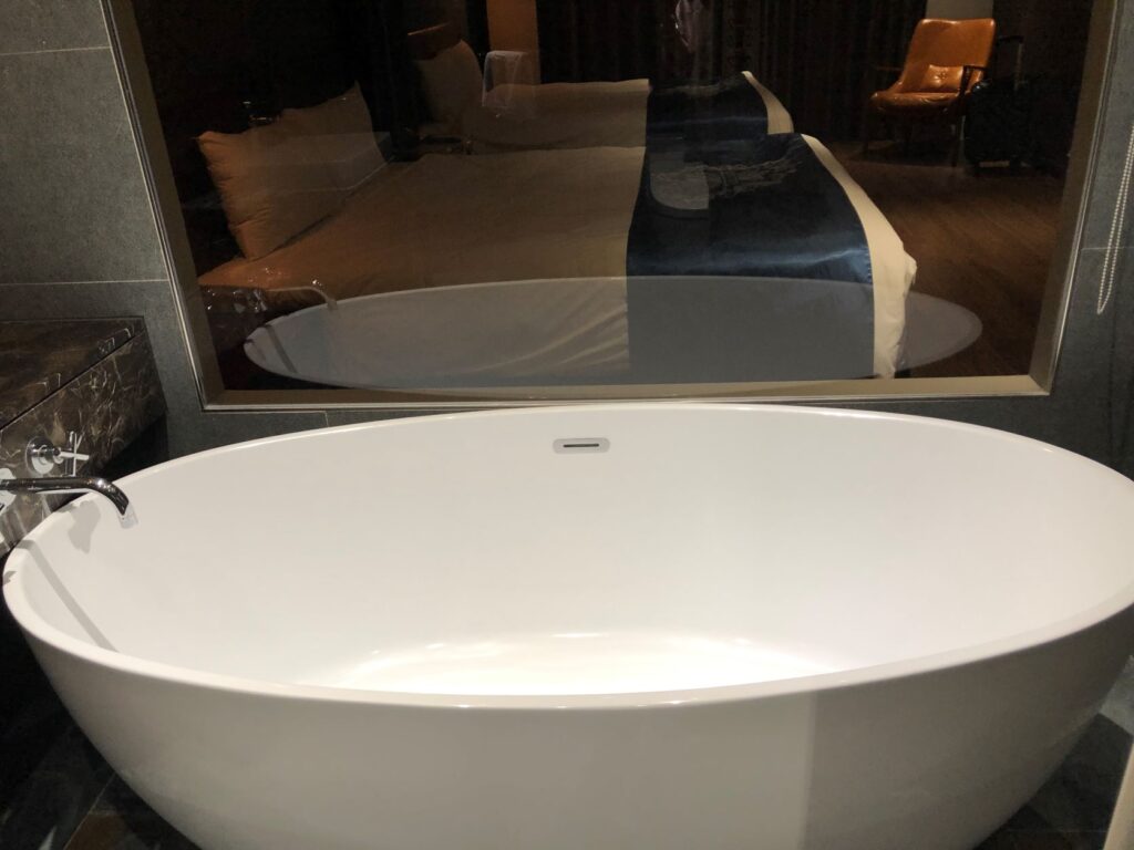 朝聖高悅酒店 | 睡在神明對面有莫名安全感 X CP值爆表的神級旅店 | 來去北港住1晚 9 從浴室往房間拍攝/Photo Credit:逆耳小姐