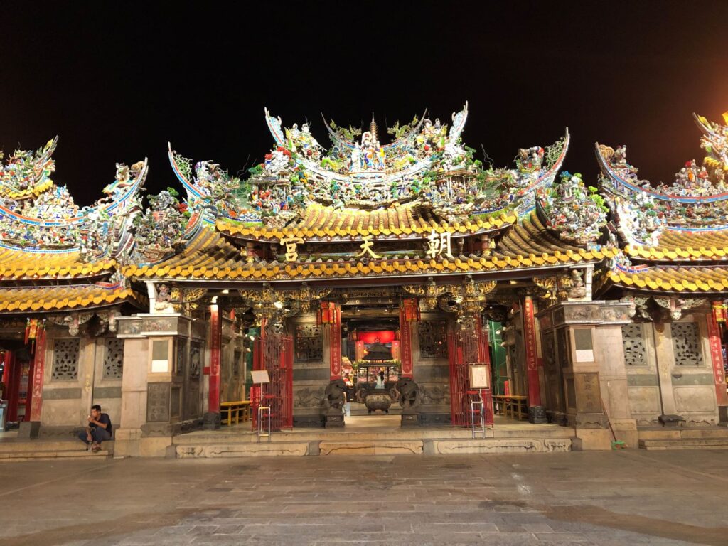 台灣環島說走就走︱5天4夜1300公里 X 來場盲旅吧 45 北港朝天宮夜景/Photo Credit:逆耳小姐