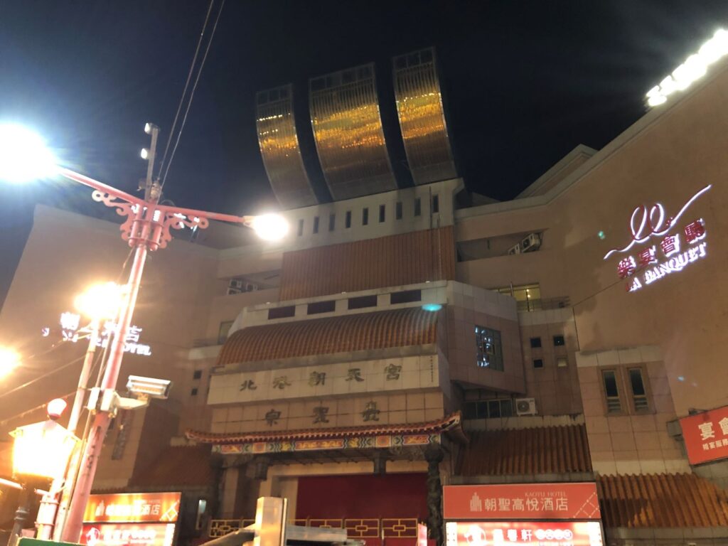 台灣環島說走就走︱5天4夜1300公里 X 來場盲旅吧 46 北港朝天宮夜景/Photo Credit:逆耳小姐