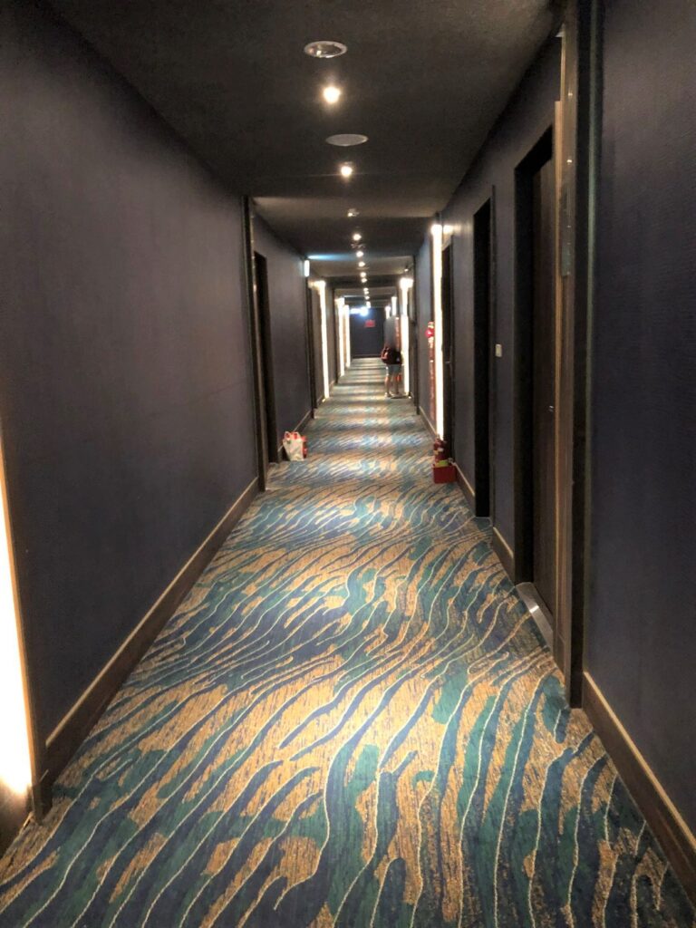 朝聖高悅酒店 | 睡在神明對面有莫名安全感 X CP值爆表的神級旅店 | 來去北港住1晚 6 朝聖高悅酒店走廊/Photo Credit:逆耳小姐