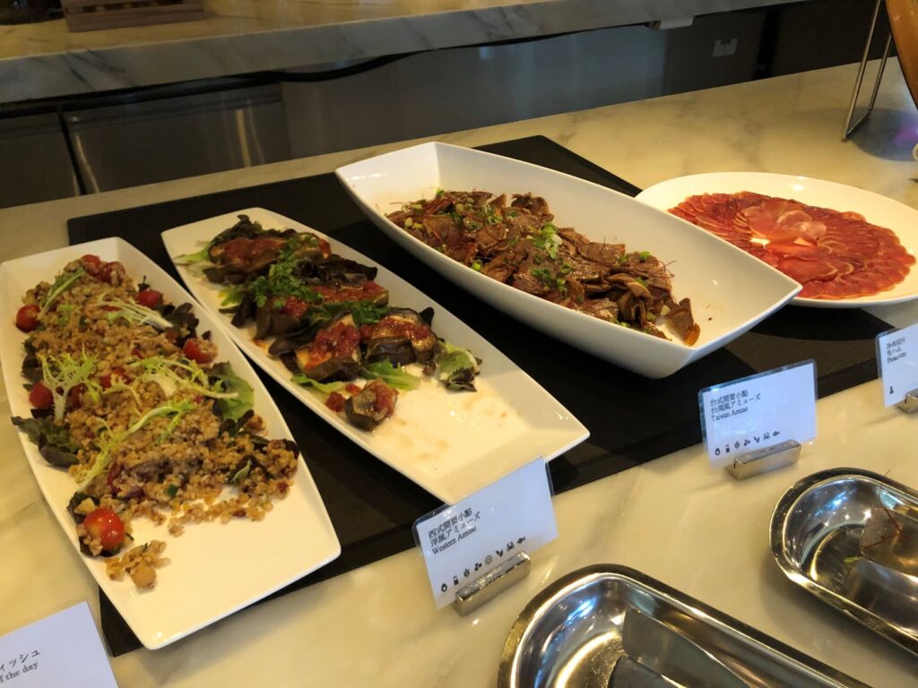 JR東日本大飯店台北X 頂級行政特大房1泊1食 | 飯店開箱X一早就吃到牛排 28 JR行政酒廊HAPPY HOUR/Photo Credit:逆耳小姐