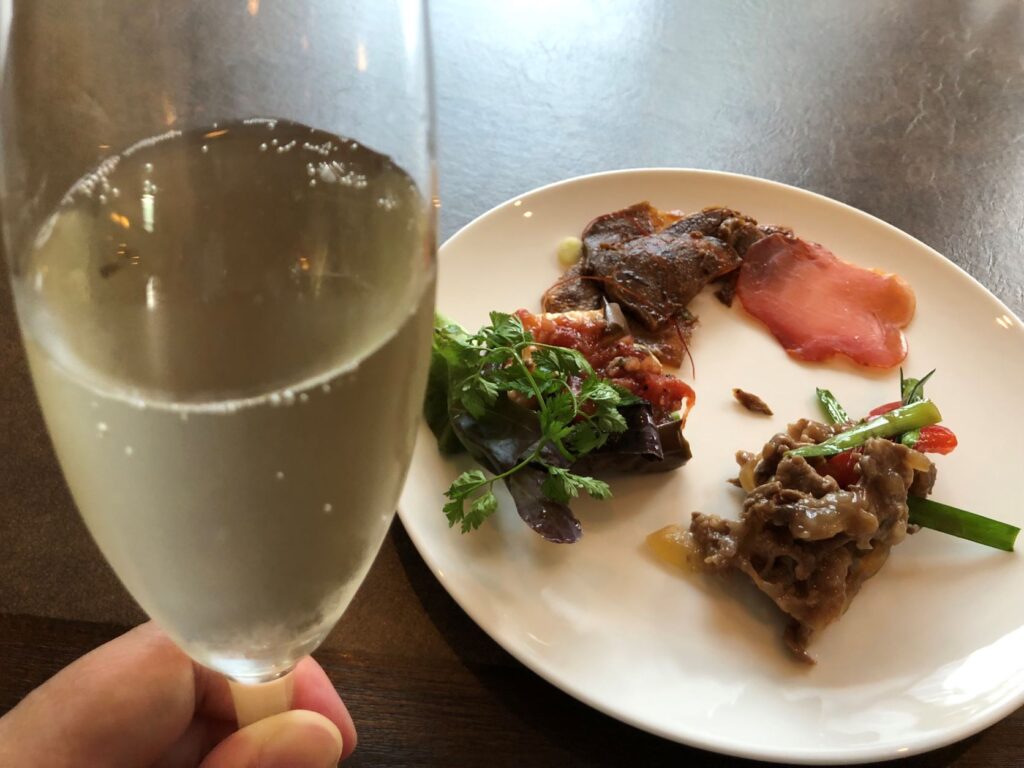 JR東日本大飯店台北X 頂級行政特大房1泊1食 | 飯店開箱X一早就吃到牛排 34 非常好喝的氣泡酒/Photo Credit:逆耳小姐