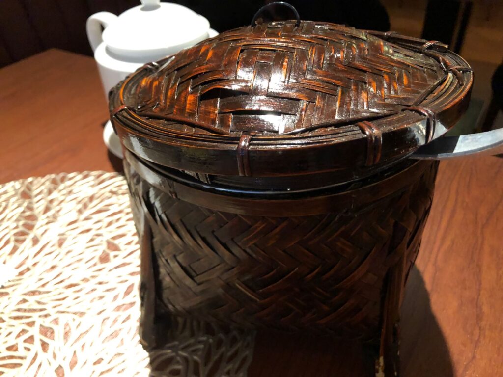 用竹簍裝苿莉香米飯／Photo Credit：逆耳小姐