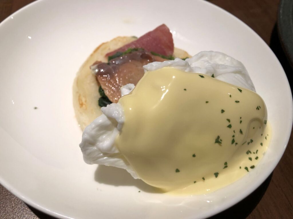 JR東日本大飯店台北X 頂級行政特大房1泊1食 | 飯店開箱X一早就吃到牛排 37 B1鉑麗安廳早餐班尼迪克蛋/Photo Credit:逆耳小姐