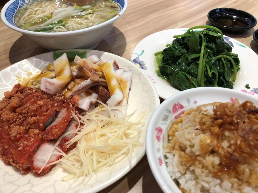 這夏玩不完啦!搭渡輪去看八里左岸沙雕︱大啖老街美食、吸晴裝置藝術、漫步潮間帶︱1路玩到美丁美當 4 阿國切仔麵菜色/Photo Credit:逆耳小姐