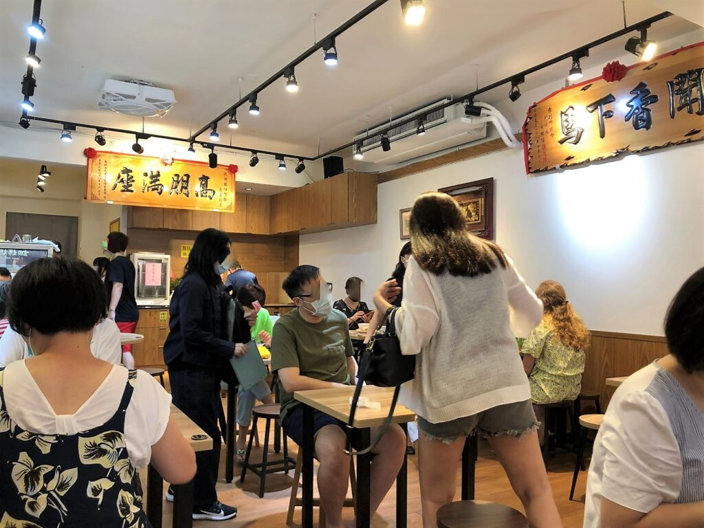 這夏玩不完啦!搭渡輪去看八里左岸沙雕︱大啖老街美食、吸晴裝置藝術、漫步潮間帶︱1路玩到美丁美當 3 阿國切仔麵餐廳內部/Photo Credit:逆耳小姐