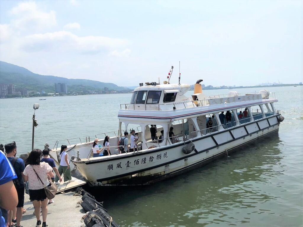 這夏玩不完啦!搭渡輪去看八里左岸沙雕︱大啖老街美食、吸晴裝置藝術、漫步潮間帶︱1路玩到美丁美當 5 從淡水右岸坐渡輪到八里左岸/Photo Credit:逆耳小姐