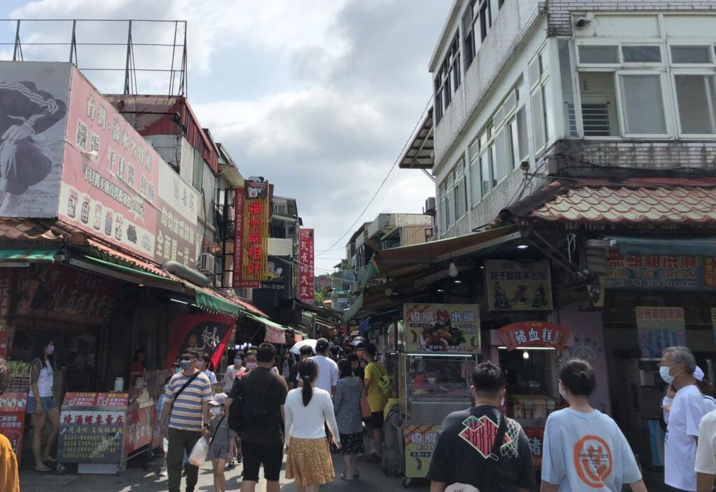 這夏玩不完啦!搭渡輪去看八里左岸沙雕︱大啖老街美食、吸晴裝置藝術、漫步潮間帶︱1路玩到美丁美當 6 八里老街/Photo Credit:逆耳小姐