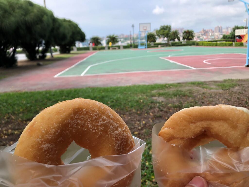 這夏玩不完啦!搭渡輪去看八里左岸沙雕︱大啖老街美食、吸晴裝置藝術、漫步潮間帶︱1路玩到美丁美當 9 福州(右)VS.姐妹(左)/甜甜圈