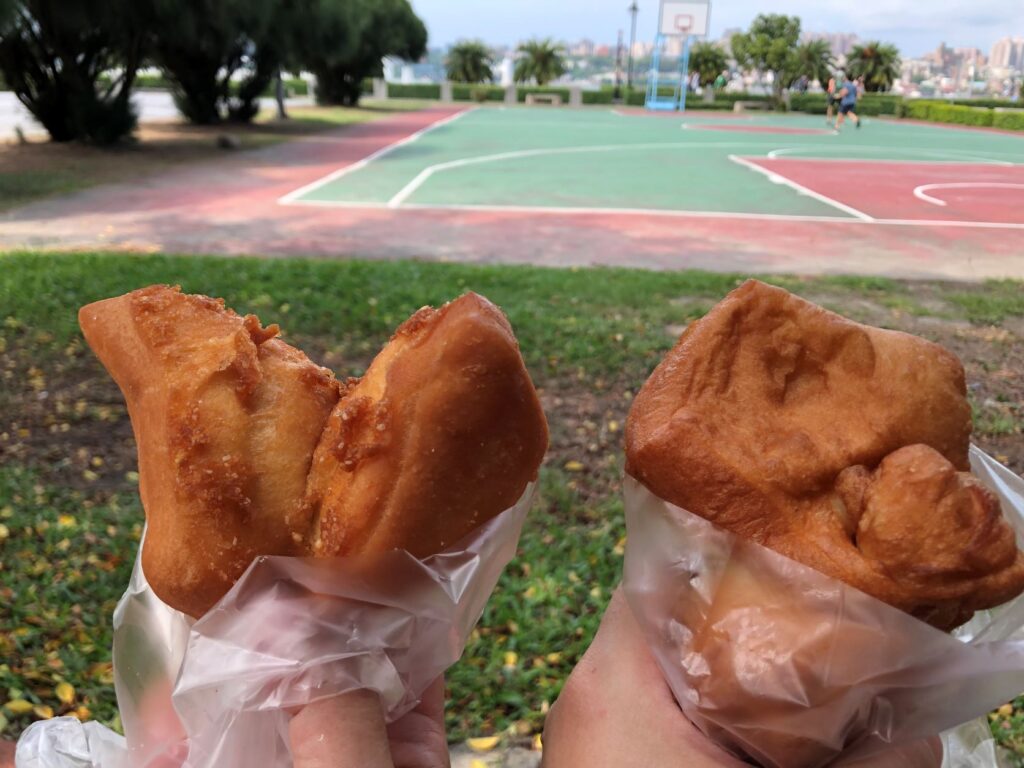 這夏玩不完啦!搭渡輪去看八里左岸沙雕︱大啖老街美食、吸晴裝置藝術、漫步潮間帶︱1路玩到美丁美當 10 福州(右)VS.姐妹(左)/雙胞胎