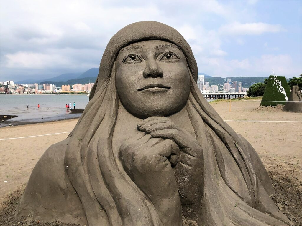 這夏玩不完啦!搭渡輪去看八里左岸沙雕︱大啖老街美食、吸晴裝置藝術、漫步潮間帶︱1路玩到美丁美當 18 八里城市沙雕展/Photo Credit:逆耳小姐